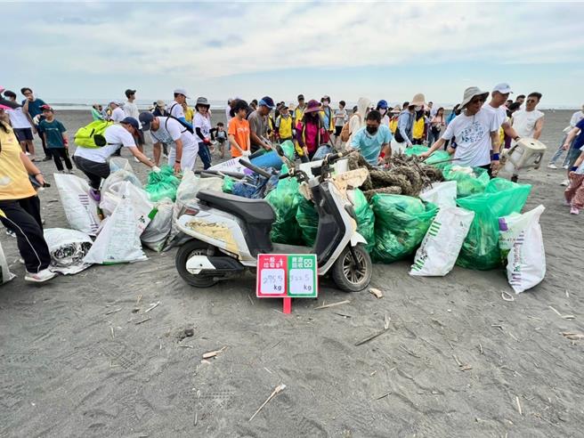 宜兰县在地企业兰扬汽车公司与环保局今（21日）号召县内水环境巡守队及民眾约3百多人，在壮围乡兰阳溪出海口举办净滩减塑活动。（宜兰县政府环保局提供／吴佩蓉宜兰传真）