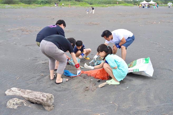 宜兰县在地企业兰扬汽车公司与环保局今（21日）号召县内水环境巡守队及民眾约3百多人，在壮围乡兰阳溪出海口举办净滩减塑活动。（宜兰县政府环保局提供／吴佩蓉宜兰传真）