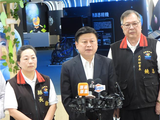 立法院国民党团总召傅昆萁（中）与花莲县政府，今天在花莲县环保局会议厅举办「403震灾重建条例二读」记者会，说明条例草案里的内容。（罗亦晽摄）