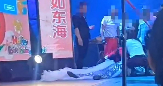 女歌手疑似踩到裙襬跌倒在台上摔倒后不治。（图／翻摄自微博）
