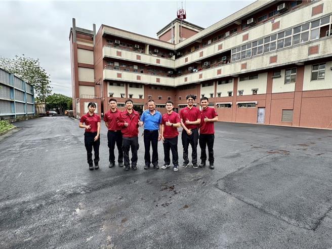 八德义消中队、分队及防宣义消共同集资30万协助八德分队用地翻新。（八德消防分队提供）