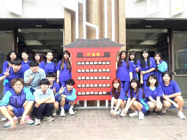 113學年度四技二專統一入學測驗將於27日至28日舉行，三重商工舉辦「舞龍祈佳績－包粽包中」祈福活動。（新北市教育局提供）