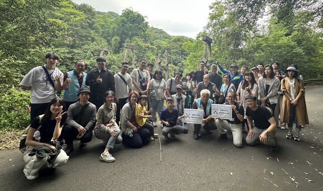 苏秋福里长（前排蹲右三）与社区干部带领下的友蚋矿坑与旧铁道文化体验活。（图／基隆市政府提供）