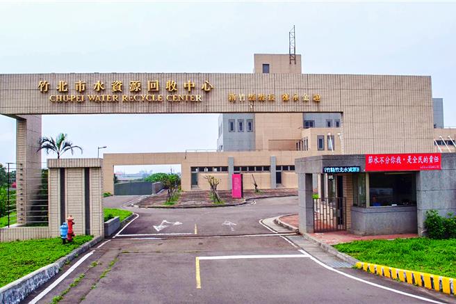 新竹县政府县积极建设污水下水道，目前全县接管户数达6万2690户，并全面开徵下水道使用费，荣获内政部国土管理署「112年度补助直辖市及县市政府污水下水道建设计画考核评鑑」污水下水道建设推动特别奖。（罗浚滨摄）