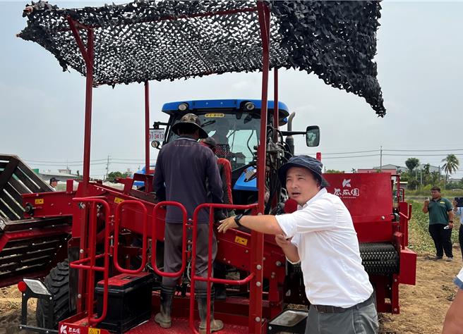 為解決產業危機，農業部農業試驗所嘉義農業試驗分所與私人企業合作，花費600餘萬從丹麥引進覆膜機、插植機及採收機3台自動化農機具。（摘自農業部農業試驗所嘉義農業試驗分所臉書粉專／蔡佩珈台北傳真）