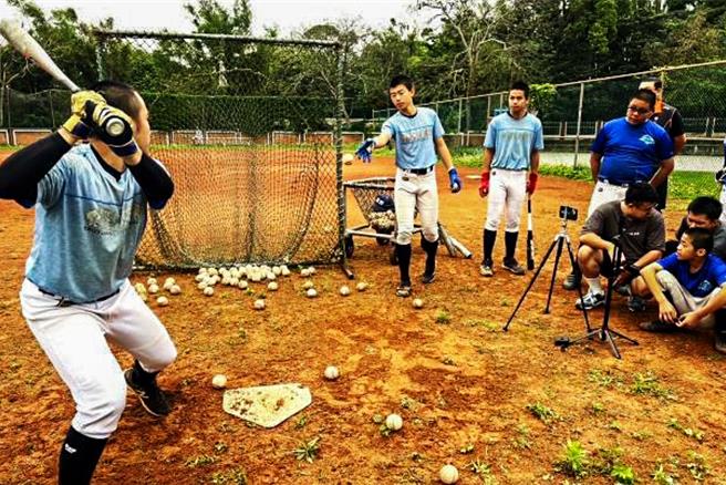 新竹县政府与台湾阳光关怀协会合作推动大数据运动科学，选择在关西国中棒球队试办1年。（新竹县政府提供／罗浚滨新竹传真）