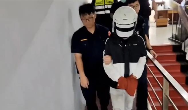 警逮网路男虫诈骗旅美贵妇。（翻摄画面）