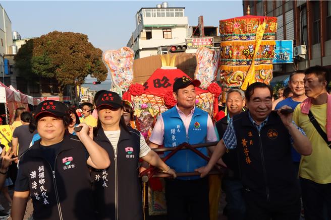 銅鑼天后宮媽祖北港進香，縣長鍾東錦迎接媽祖回鑾。（苗栗縣政府提供／李京昇苗栗傳真）