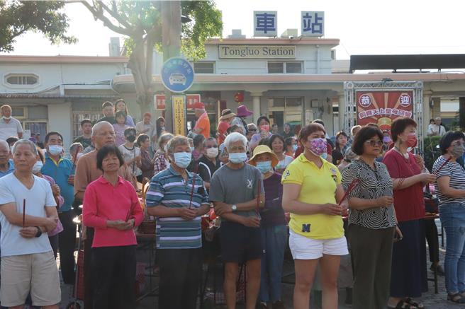 民眾迎接媽祖鑾轎回鑾。（苗栗縣政府提供／李京昇苗栗傳真）