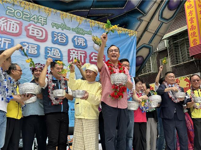 缅甸新年浴佛活动今（21）日在中和华新街盛大登场，朱立伦洒净祈福，祈求大家能平安健康。（高钧麟摄）