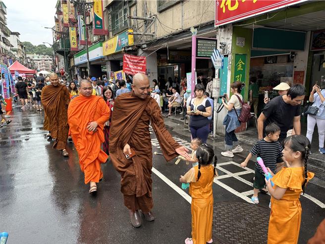 浴佛节活动现场有缅甸高僧祈福、浴佛、洒净。（高钧麟摄）