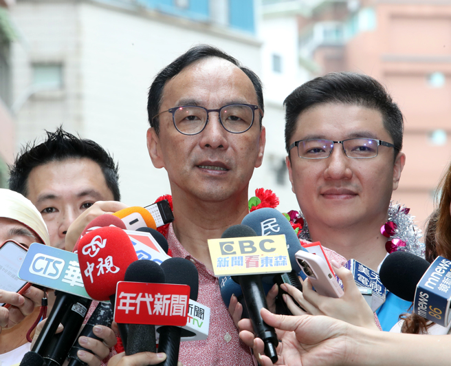 国民党主席朱立伦（中）21日表示，民进党执政后用不当党产条例，让智库无法取得财源，只有透过转型、改革，让智库轻量化并结合民间资源。（刘宗龙摄）