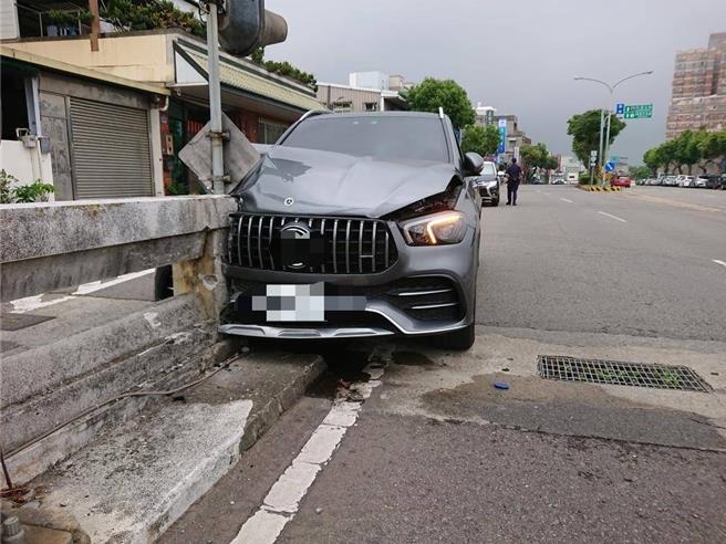 蒋男自撞护栏。（民眾提供／李京升苗栗传真）