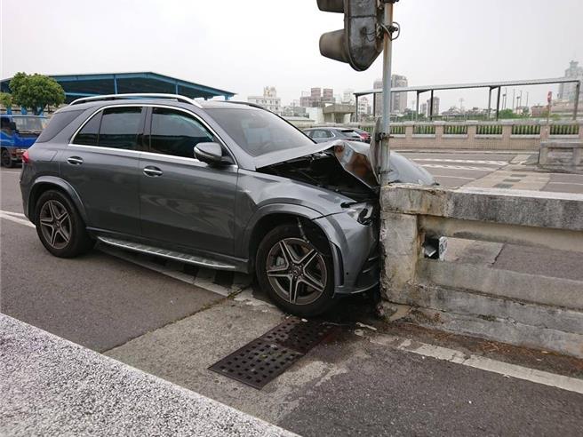 蒋男车辆车头毁损。（民眾提供／李京升苗栗传真）