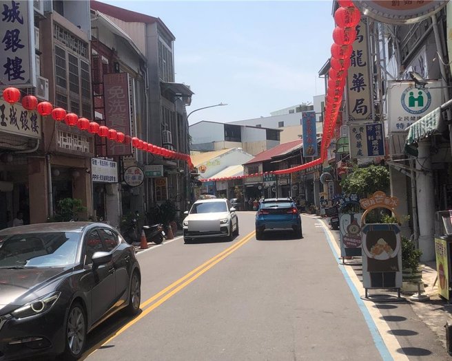 台南市玉井区21日中午更出现39.7℃高温，当地知名的芒果冰一条街上午人潮却稀稀落落。（读者提供／张毓翎台南传真）