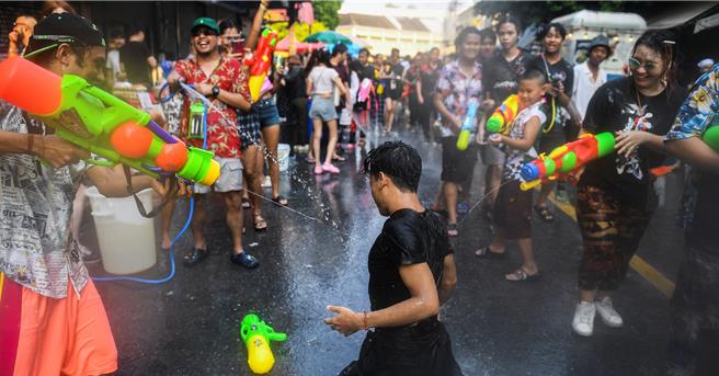圖為泰國潑水節示意圖。（路透社）