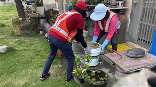 台中市环保局将订每周六为「清净家园日」，除动员各区清洁队员加强环境巡检，也呼吁民眾定期清理居家环境周遭的积水容器。（台中市府提供）