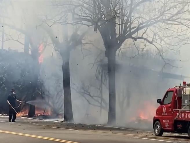 嘉義縣竹崎鄉測到35.9度高溫，竹崎鄉166線馬路旁的火勢十分猛烈。（讀者提供∕呂妍庭嘉義傳真）