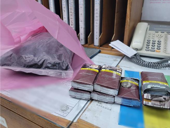 南投縣曾姓建築工人，將辛苦存下的35萬元，分裝在7個菸盒內，卻在搬家途中不慎掉落，被黃姓女清潔員拾獲，送交派出所。（警方提供／王煌忠台中傳真）