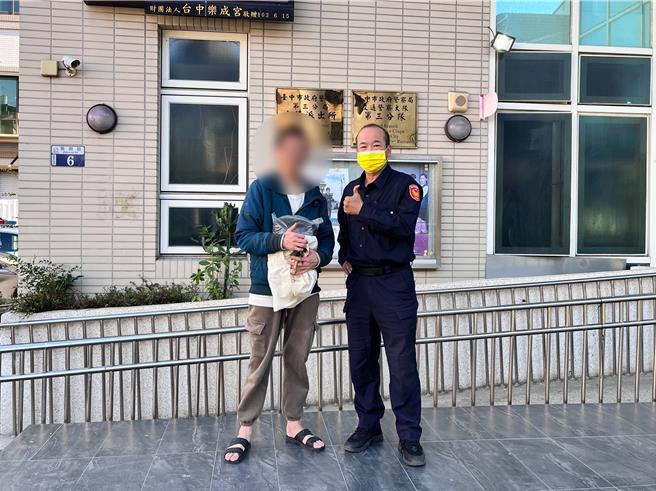 失而復得的曾姓建築工人，開心與巡佐温智輝合照。（警方提供／王煌忠台中傳真）