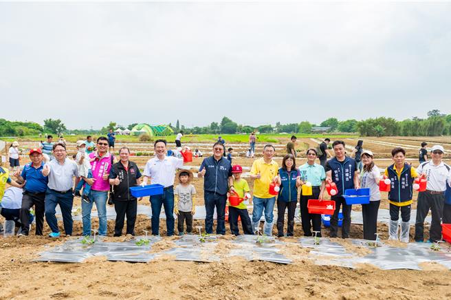 桃园市大园溪海西瓜节，副市长苏俊宾与民眾体验种西瓜乐趣。（吕筱蝉摄）