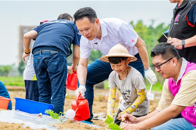 桃园市大园溪海西瓜节，副市长苏俊宾与民眾体验种西瓜乐趣。（吕筱蝉摄）