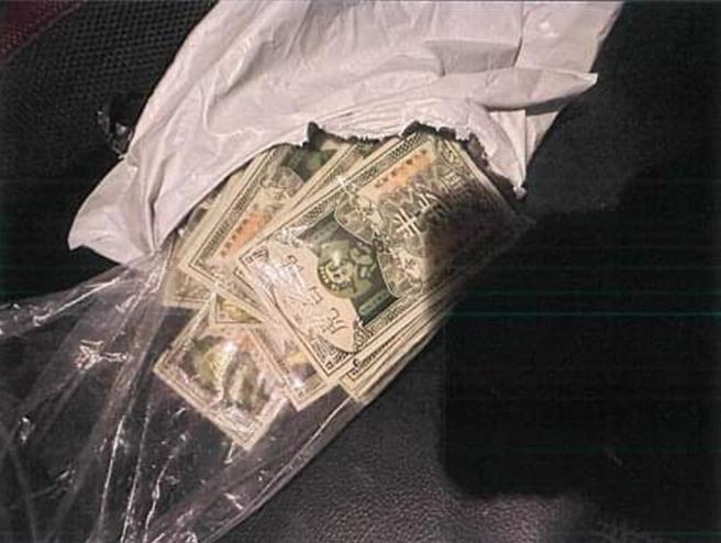 桃园龙潭警方雷霆除暴，查获50包毒咖啡包。(警方提供／吕筱蝉桃园传真)