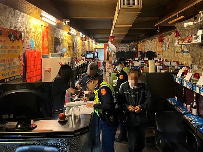 桃园龙潭警方雷霆除暴，查获50包毒咖啡包。(警方提供／吕筱蝉桃园传真)