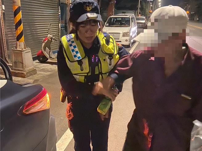 男子酒醉倒卧马路上，员警联繫家属将人带回家。(警方提供／吕筱蝉桃园传真)
