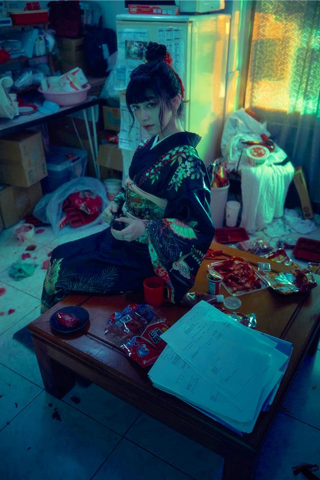 外型亮眼的郑炜龄诠释似人似魔的「Mia」。（公视提供）