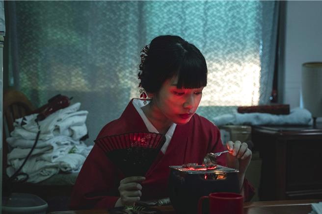 外型亮眼的郑炜龄诠释似人似魔的「Mia」。（公视提供）