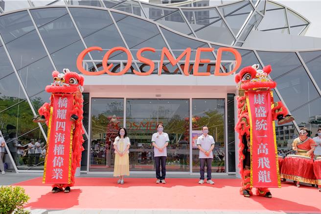 统一集团「Par K＊ Avenue」也包括药妆品牌康是美，更导入健康管理服务与调剂药局，并设置统一企业食品与圣德科斯专区。（7-11提供／朱世凯台北传真）