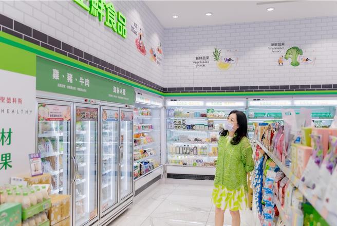 统一集团美丽事业董事长高秀玲亲自带逛「Par K＊ Avenue」，生鲜蔬食等都买得到，品项十分多元。（7-11提供／朱世凯台北传真）