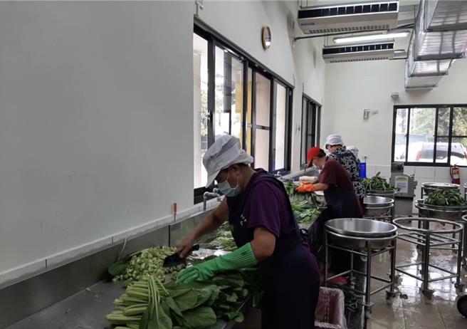 台南市教育局强调，学校午餐食材採购、验收、制备及配膳等皆有明确的标准化作业流程。（教育局提供／曹婷婷台南传真）