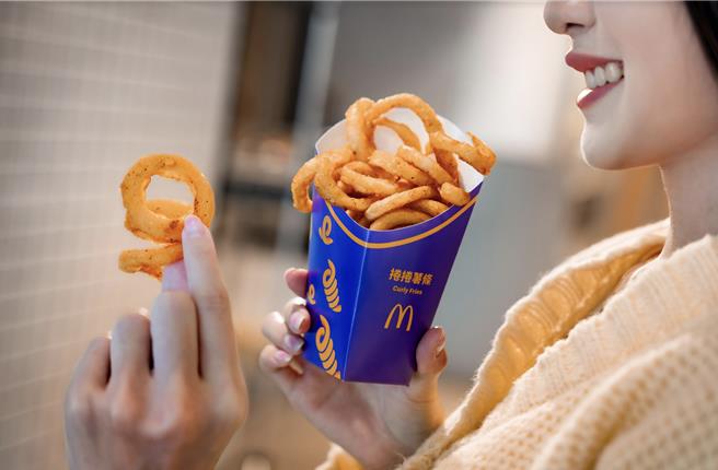 麥當勞「捲捲薯條」24日起於配餐選項限時登場，單點66元、套餐加購價59元。（麥當勞提供／朱世凱台北傳真）
