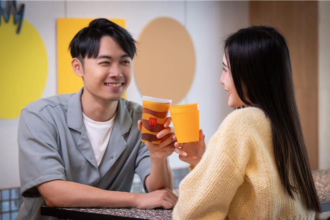 麥當勞推內用杯後，每月省下120萬個紙杯；目前再推借循環杯就能免費喝可口可樂。（麥當勞提供／朱世凱台北傳真）