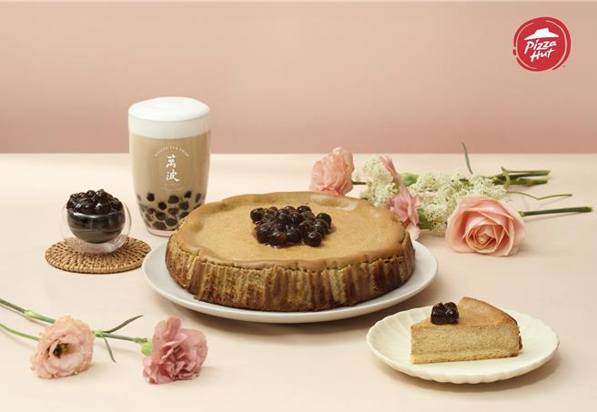 必勝客「萬波珍奶熔岩巴斯克蛋糕」，8吋原價958元、特價619元。（必勝客提供／朱世凱台北傳真）