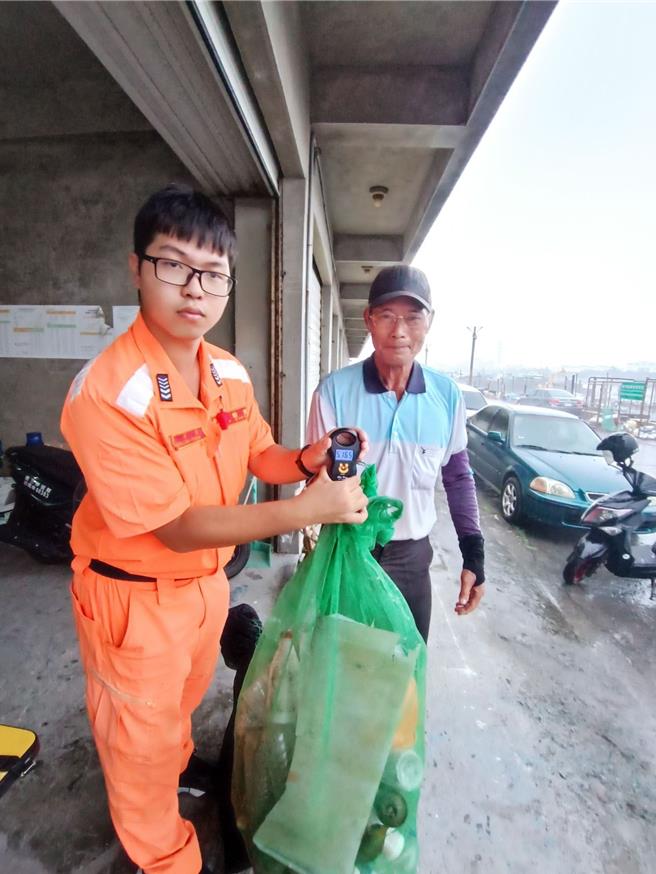 彰化县目前有273艘船筏加入「环保舰队」，去年捞2.4公吨海洋垃圾，捞除成果创新高，为提高在地渔民及蚵农加入意愿，彰化县环保局订定「清除海洋废弃物兑换奖励机制及评比机制」，鼓励渔民以捞得的资源回收物换礼卷。（县府提供／叶静美彰化传真）