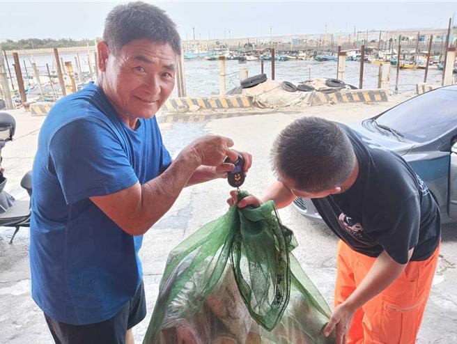 彰化县目前有273艘船筏加入「环保舰队」，去年年捞2.4公吨海洋垃圾，捞除成果创新高，为提高在地渔民及蚵农加入意愿，彰化县环保局订定「清除海洋废弃物兑换奖励机制及评比机制」，鼓励渔民以捞得的资源回收物换礼卷。（县府提供／叶静美彰化传真）