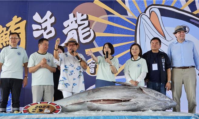 今年屏東第一鮪在拍賣官屏東縣長周春米（右四）與助拍官許效舜（左三）一搭一唱的鼓吹下，單價、總價雙破紀錄。（羅琦文攝）