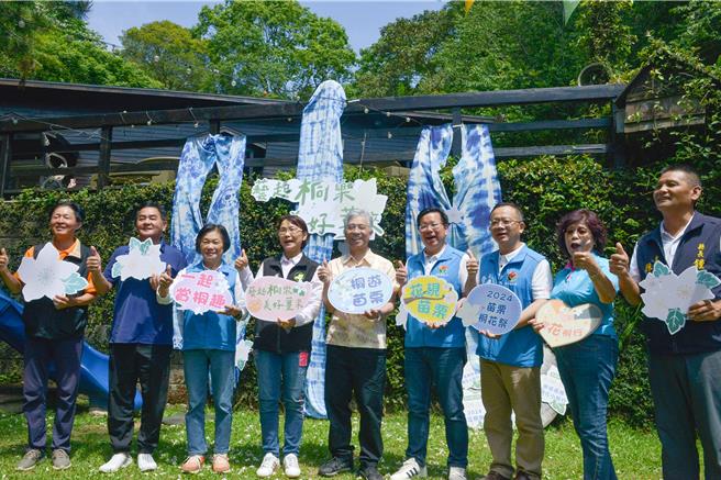 来宾们合影留念。（苗栗县政府提供／李京升苗栗传真）