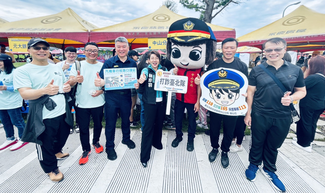 中山分局前進「2024科技盃愛地球公益路跑」活動辦理交通安全及反詐騙宣導，將交通安全及反詐騙觀念深植民眾心中。(中山分局提供)