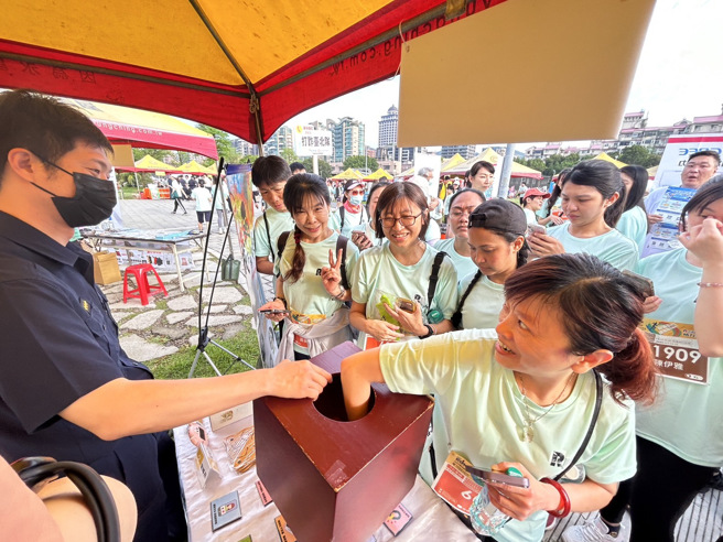 中山分局生動活潑宣導方式向民眾宣導最常見詐騙手法，以「假投資」、「假愛情交友」、「解除分期付款」、「假網購拍賣」、「假檢警」類型。(中山分局提供)
