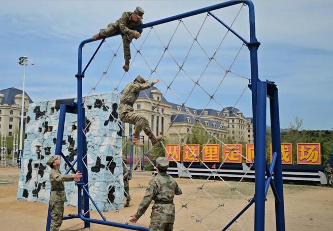 中共海军庆祝建军75周年，21日首度开放境外媒体参访海军潜艇学院内部设施。校方安排学员展示「渡海登岛」战技训练，教官表示，不针对特定目标。（蓝孝威摄）