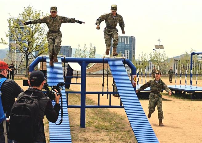 中共海军庆祝建军75周年，21日首度开放境外媒体参访海军潜艇学院内部设施。校方安排学员展示「渡海登岛」战技训练，教官表示，不针对特定目标。（蓝孝威摄）