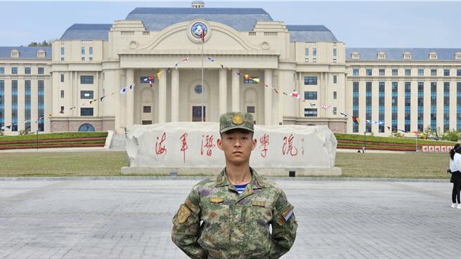 中共海军庆祝建军75周年，21日首度开放境外媒体参访海军潜艇学院内部设施。校方安排学员展示「渡海登岛」战技训练，教官表示，不针对特定目标。（蓝孝威摄）