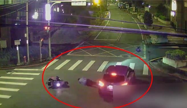 黄姓机车骑士昨（20）日晚间骑车行经莺歌国中街与二甲路口，因贪快闯红灯，遭绿灯直行轿车撞飞。（三峡警分局提供）