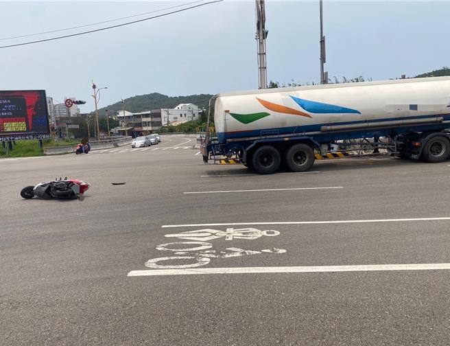 曳引车将机车撞倒。（民眾提供／李京升苗栗传真）