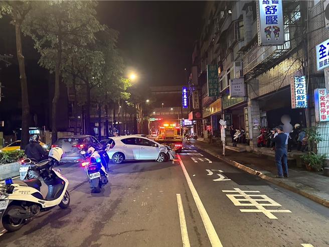 留姓男子昨（20）日晚间，驾车行经中和区连城路，疑因心臟疾病突发，导致车辆从内侧车道往外侧车道偏移，直接撞上行驶中的公车。（中和警分局提供）