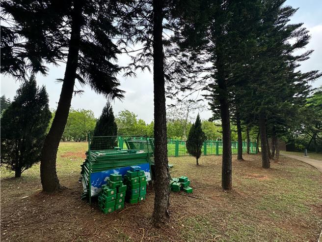 中坜过岭森林公园的宠物友善专区，张晓昀发现有入口铁门无法正常闭合上锁，且杂草丛生、宛如工地等缺点。(张晓昀提供／蔡依珍桃园传真)